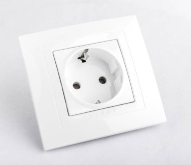 Beyaz bir masada yeni bir elektrik prizi. İç mekanda dekoratif bir unsur var. beyaz plastik soket