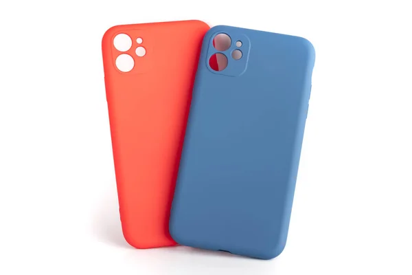 Akıllı telefonlar için silikon çanta, beyaz arka planda kırmızı ve mavi. cep telefonu aksesuarları