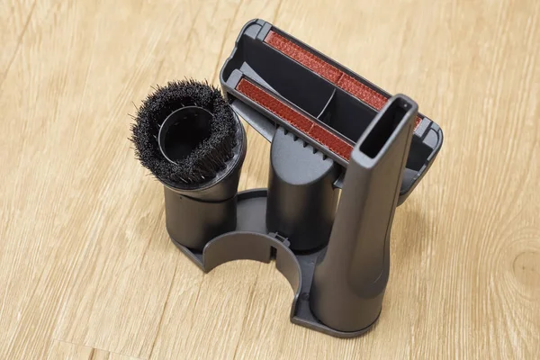 Tahta zeminde elektrikli süpürge için farklı hortumlar ve mesajın için temiz bir yer. Boşluğu kopyala