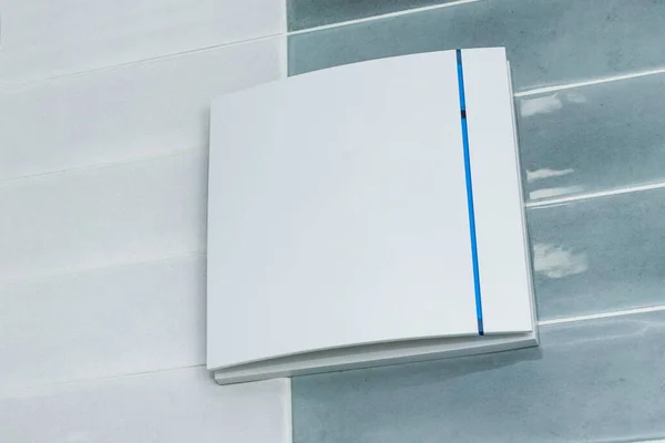 Elektrische Belüftung Badezimmer Nahaufnahme Weißer Belüftung Einer Gefliesten Wand — Stockfoto