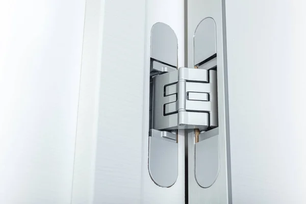 Нові Сучасні Алюмінієві Металеві Двері Завішуються Білих Дерев Яних Дверях — стокове фото