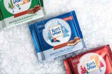 Novosibirsk, Rusya, 10 Kasım 2020 - Ritter Sport sütlü hindistan cevizli tatlı ve karamel kaplı badem. Alman çikolata markası 1912 'de kuruldu. Üst görünüm