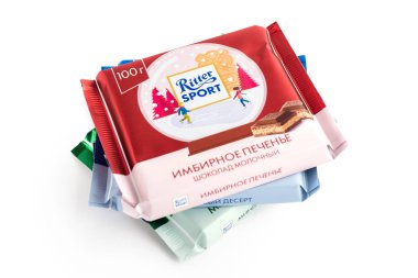 Novosibirsk, Rusya, 10 Kasım 2020 - Ritter Spor Sütü Çikolatalı Zencefilli Kurabiye. Yeni yıl serisi. Alman çikolata markası 1912 'de kuruldu.