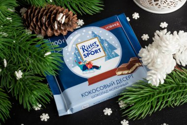 Novosibirsk, Rusya, 15 Kasım 2020 - Ritter Spor Çikolatası, Hindistan cevizi tatlısı ve yılbaşı dekoru. Alman markası 1912 'de kuruldu.