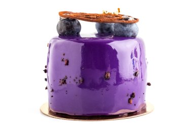 Taze yaban mersinli ve çikolata süslemeli mor pasta. Beyaz arka planda kek. Ayrı nesne