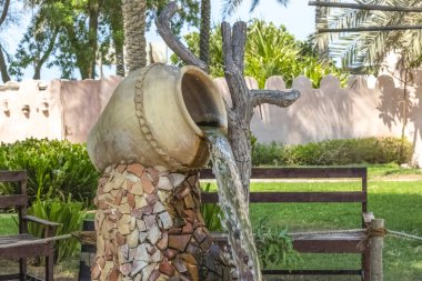 Abu Dabi, UNITED ARAB EMIRATES, 20 Şubat 2021 - Heritage Village Abu Dabi 'deki büyük bir sürahi çeşmesinin parçası. En iyi kültürel etkinliklerden biri.