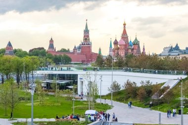 MOSCOW, RUSSIA - 08 Mayıs 2019 - St. View Kızıl Meydan 'daki Basil Katedrali, Moskova' daki Moskova Kremlin Katedrali ve modern park Zaryadye. Yazın Moskova 'nın manzarası