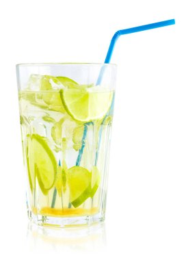 Soğuk içecek ya da bardakta limon kokteyli. Buzlu ve limonlu Mahito. Beyaz arkaplandaki izole nesne