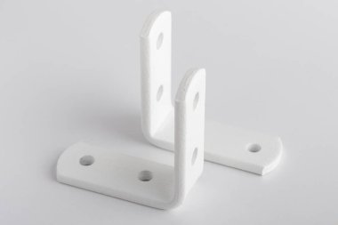 Beyaz arka plana monte etmek için metal köşeler. Dolapları, mobilyaları, rafları tamir etmek için köşeler