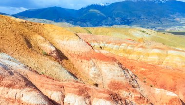 Altai Cumhuriyeti 'nin güneyindeki renkli dağların manzarası. Chagan Uzun, Sibirya, Rusya