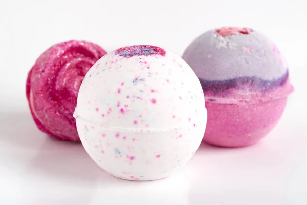 Çok güzel banyo bombaları. Aromatik banyo tuzu, top şeklinde. Hafif arkaplan