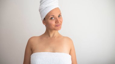 Banyo havlusu giymiş bir kadın. Metin için negatif boşluk veya kopyalama alanı.