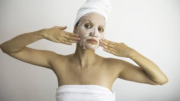 Maschera Cosmetica Sul Viso Della Donna Dopo Doccia — Foto Stock