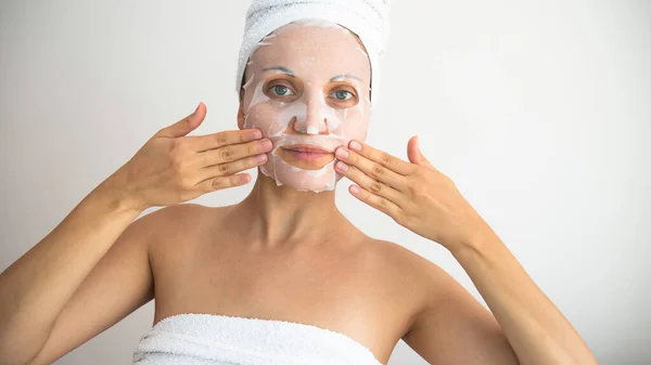 Donna Caucasica Con Una Maschera Cosmetica Bianca Sul Viso Cosmetici — Foto Stock