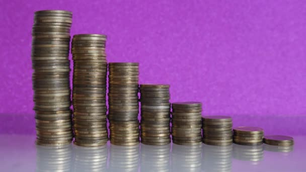 Eisengeld Münzen Werden Gestapelt Münzen Auf Violettem Hintergrund — Stockvideo