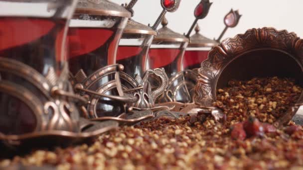 Турецький Чай Османська Чаша Традиційними Прикрасами Пес Розводив Чай Мідним — стокове відео