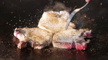 Izgara tavasında hazırlanmış büyük, sulu taze et parçaları.