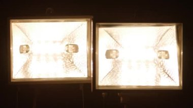 Fotoğraf ve video çekimi için içerideki yansıtıcı ışığını kapat. İki küçük spot ışığını aç ve kapat.