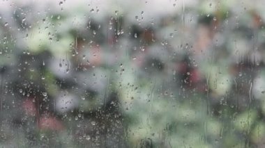 Pencereye yağmur yağıyor - soğuk yağmurlu ve rüzgarlı bir gün.