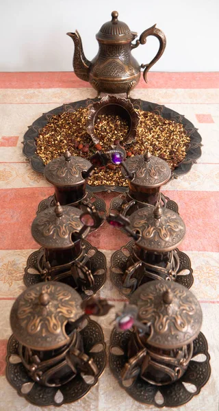 Orientalny Zestaw Kubków Herbaty Czajniczek Taca Mielonego Różanego Biodra Stole — Zdjęcie stockowe