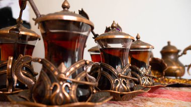 Kaşık ve çaydanlıklı çay fincanları kaligrafik yazı Ramazan Kareem. 