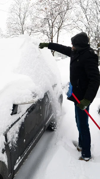 Kar adamın arabasını kapladı..