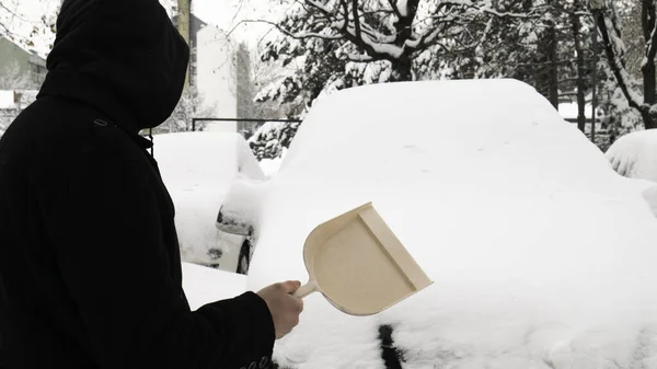 Homem Com Capuz Uma Plástico Pronto Para Limpar Neve Carro — Fotografia de Stock