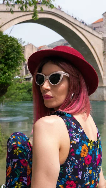 Frau Der Alten Brücke Mostar Bosnien Und Herzegowina — Stockfoto