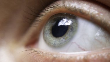 Bir insan gözünün yakın çekimi..
