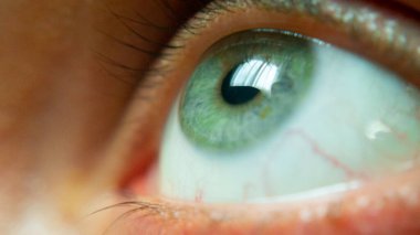 Yeşil renkli bir gözün kapağını kapat..