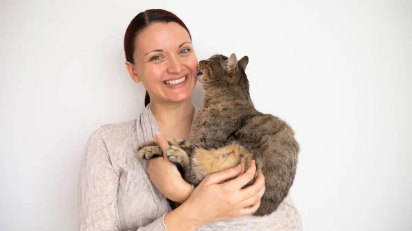 Seekor Kucing Menjilati Pipi Wanita Ruang Negatif Atau Ruang Penyalinan Stok Foto