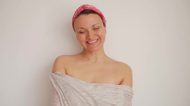 Smiling Woman Bare Shoulders Red Ribbon Her Head — Stock Video