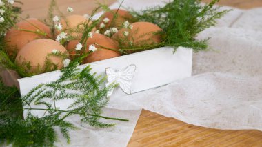 Masadaki tahta kutuda yumurtalar. Çiftlik ürünleri. Paskalya konsepti.