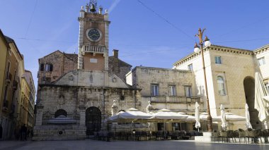 Hırvatistan ve Avrupa 'nın popüler turistik beldesi Zadar' ın ana meydanındaki manzara.