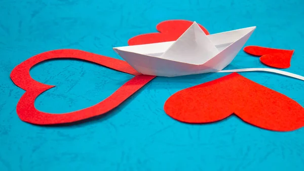 Bir Origami Kağıt Gemisi Kırmızı Kalplerin Içinden Geçer Hayatta Aşkı — Stok fotoğraf