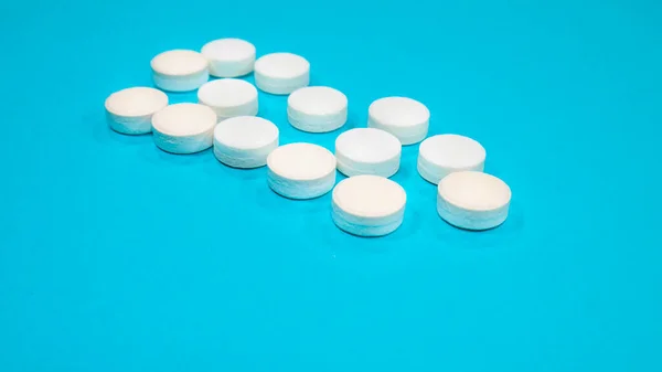 Pílulas Médicas Brancas Fundo Azul — Fotografia de Stock