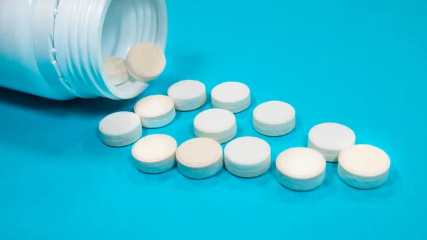 Frasco Medicação Comprimidos Brancos Derramados Fundo Azul Medicação Prescrição Pílulas — Fotografia de Stock