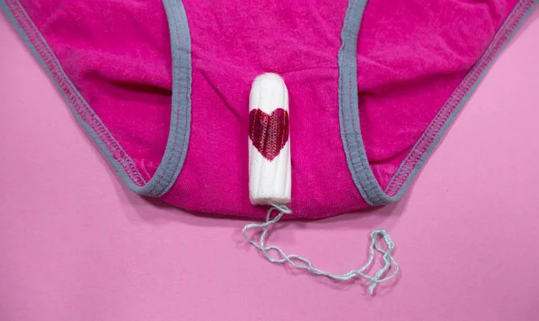 Tampão Algodão Roupa Interior Mulher Com Coração Vermelho Como Símbolo — Fotografia de Stock