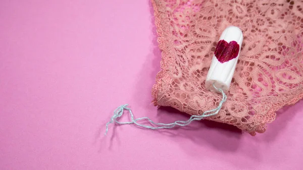 Tamponlu Pembe Dantelli Kadın Çamaşırı Regl Kavramı Kanın Sembolü Olarak — Stok fotoğraf