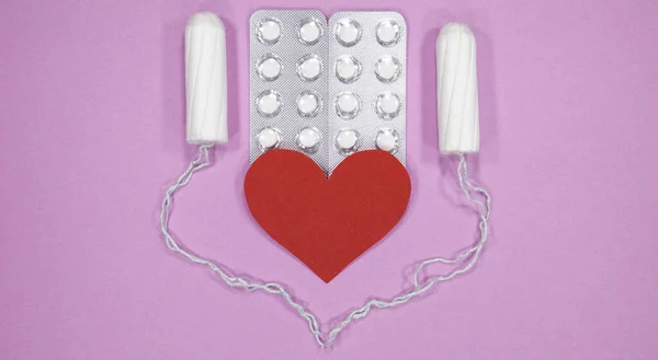 Tampões Algodão Pílulas Brancas Fundo Rosa Coração Vermelho — Fotografia de Stock