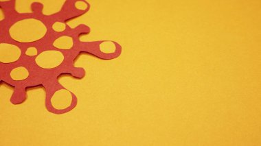 Turuncu arka planda bir virüs. Reklam için boşluk kopyala.