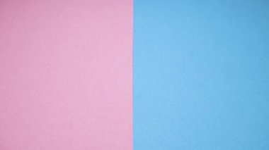 İki dikey dikdörtgenin arka planı pembe ve mavi. Dikey bölünmüş boş pembe ve mavi kağıtlar.