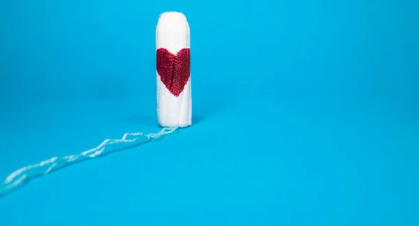 Mavi Arka Planda Kırmızı Kalpli Bir Tampon Reklam Için Boşluk — Stok fotoğraf