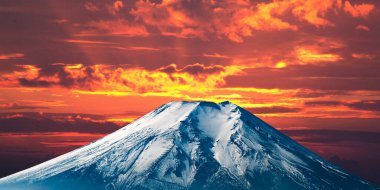 Dağların ardında güzel bir gün batımı