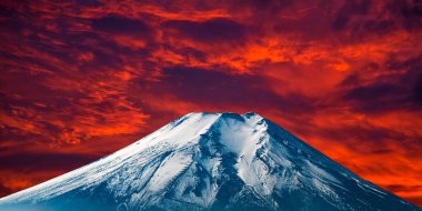 Karlı güzel dağ manzarası