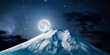 Gökyüzünde dolunay