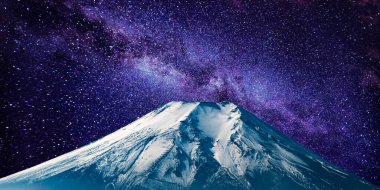 Karla kaplı dağlarla kaplı dağ manzarası