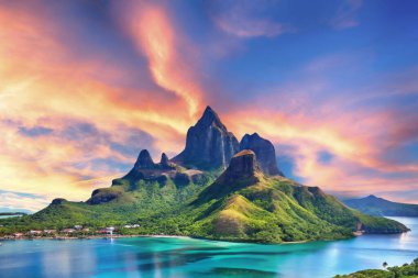 Denizin üzerinde güzel bir gün batımı