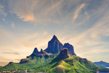 Yeni Zelanda 'da, dağ sırasının ön planında güzel bir gündoğumu manzarası. yeni yıl konsepti