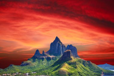 Corse Dağı 'nın üzerinde gün batımı